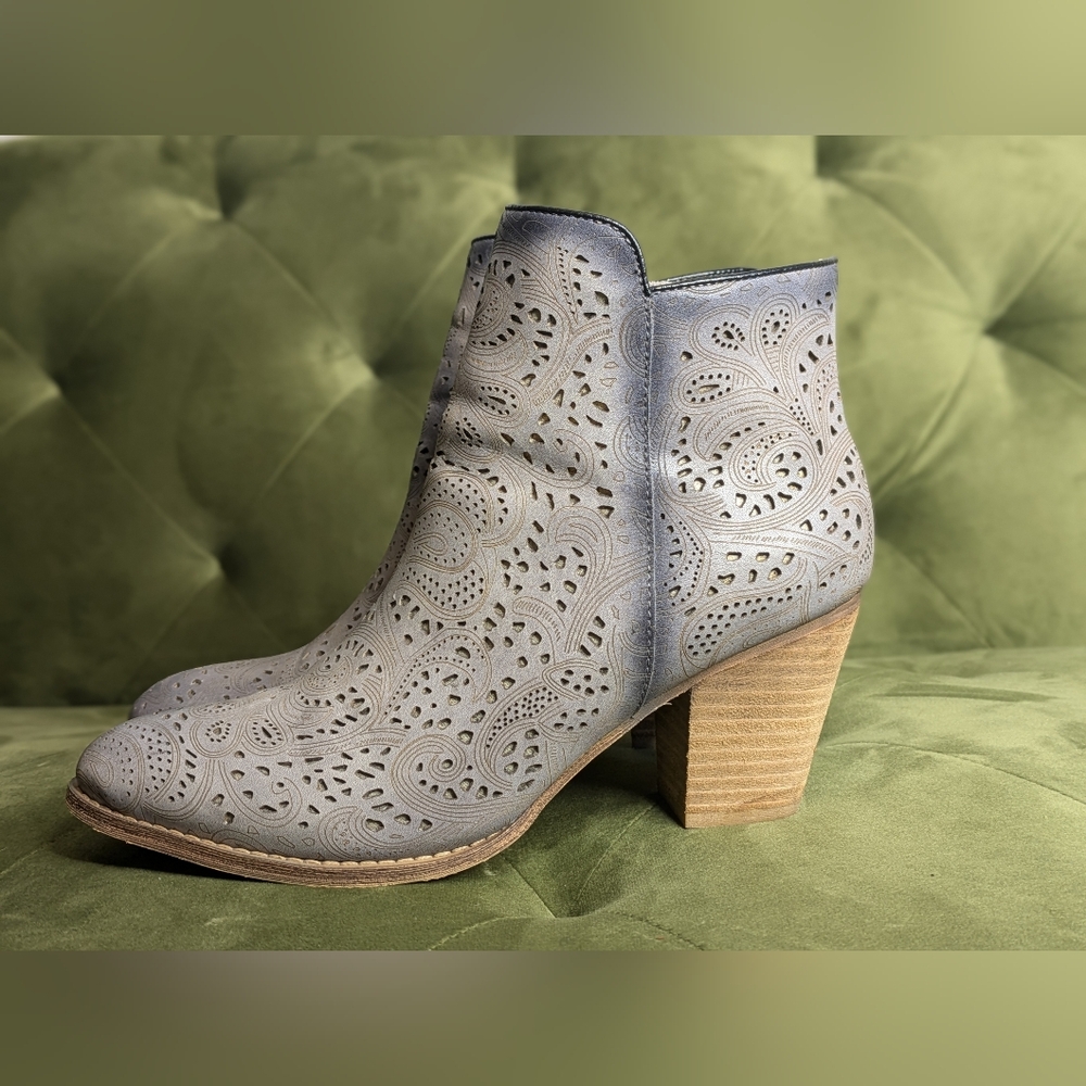 L’Artiste Spring Step Alivia Leather Laser Cut paisley Booties 10/41 NWOT